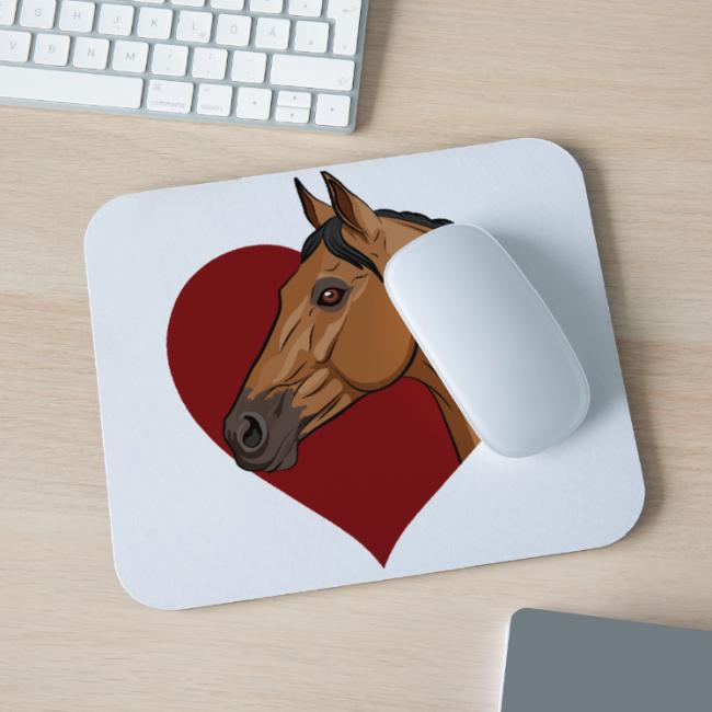 La t�te d'un Cheval Akhal T�k� dans un coeur