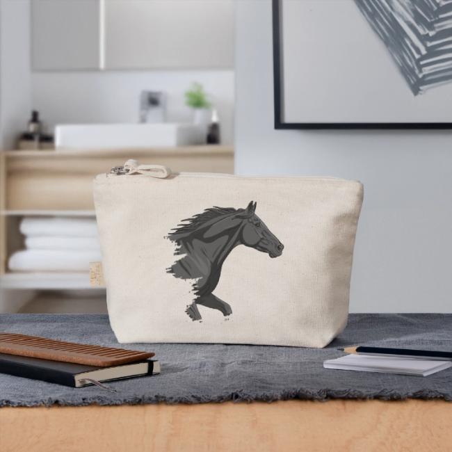 La t�te d'un cheval noir au galop