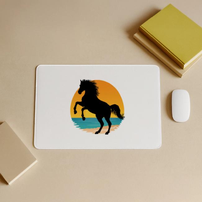 Un cheval Arabe cabr� et un coucher de soleil