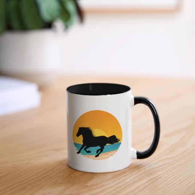 La silhouette du cheval Frison sur une plage