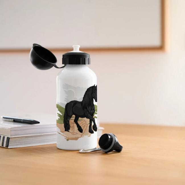 Un cheval Frison noir sortant de deux mains