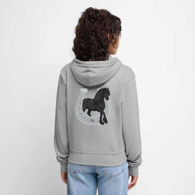 Un Frison traversant un fer � cheval au pas