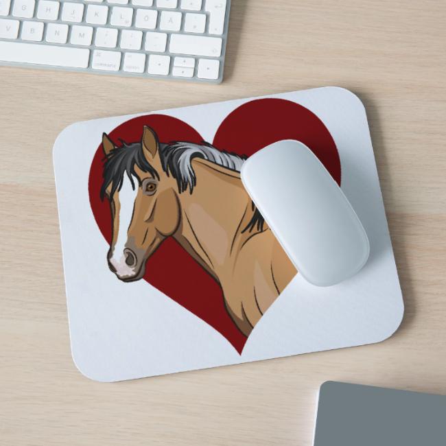 La t�te d'un cheval isabelle devant un coeur rouge