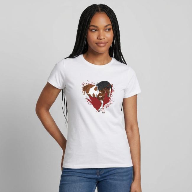 Un cheval pie devant un coeur d�mat�rialis�