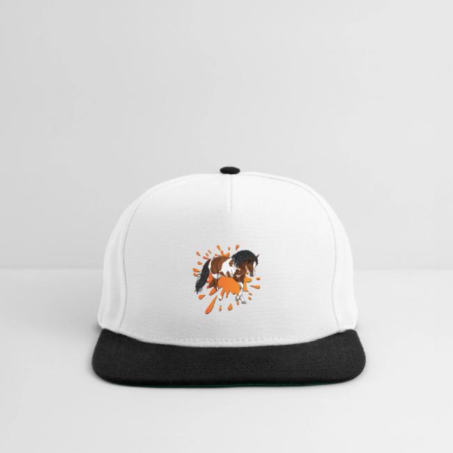 Un cheval pie devant une tache d'encre orange