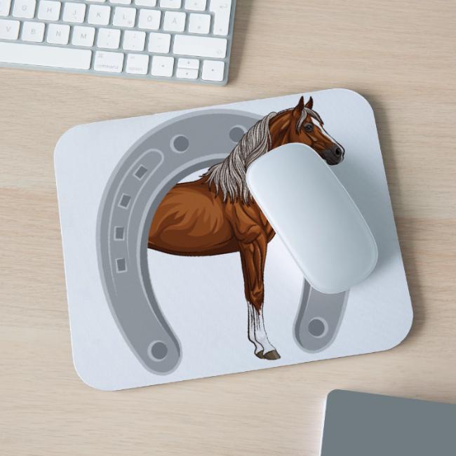 Une cheval Arabe et un fer � cheval