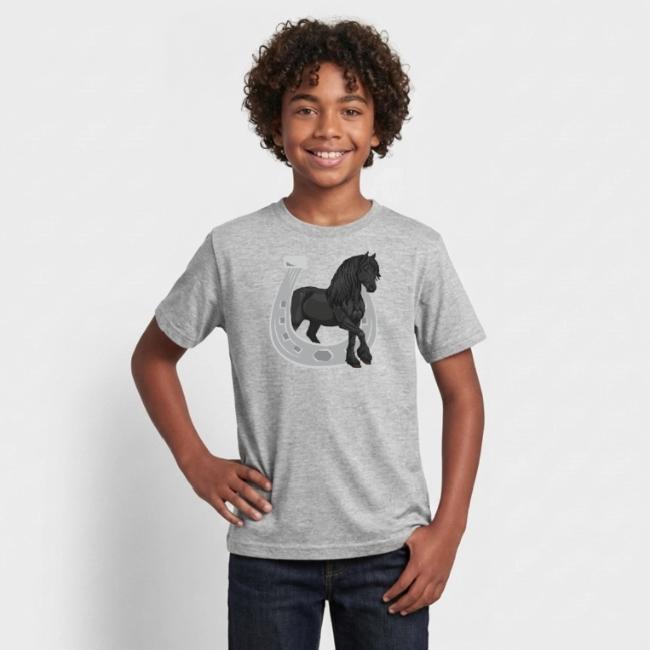 Un Frison traversant un fer � cheval au pas