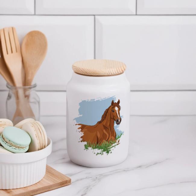 Un cheval alezan couch� dans l'herbe