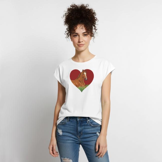 Un cheval alezan couch� et un coeur rouge