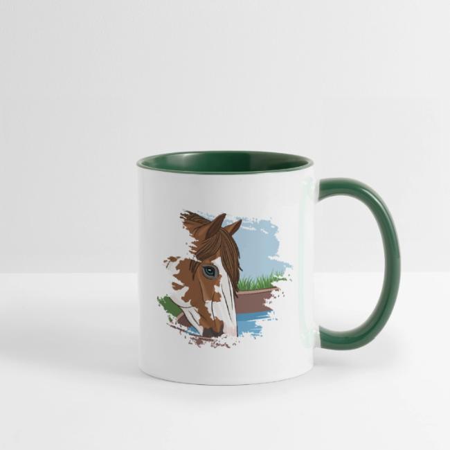 Un cheval qui boit dans un abreuvoir