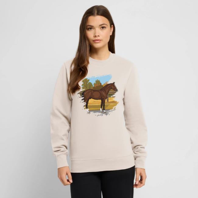 Un cheval bai devant un paysage d'automne