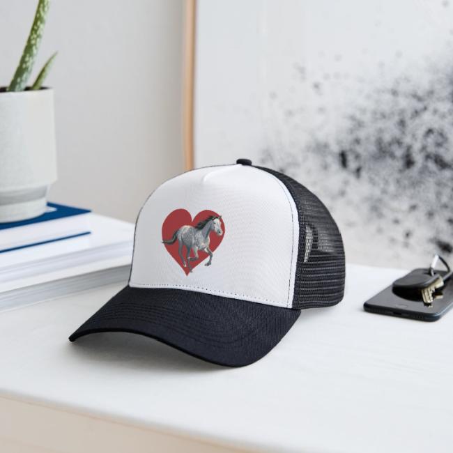 Un cheval gris au galop et un coeur rouge